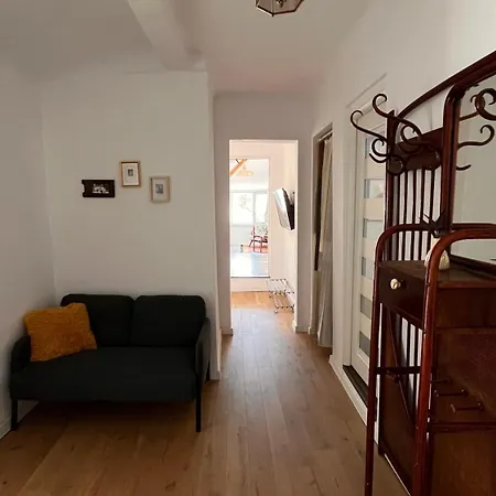 Bc14 Cosy Sunlit Bukarest